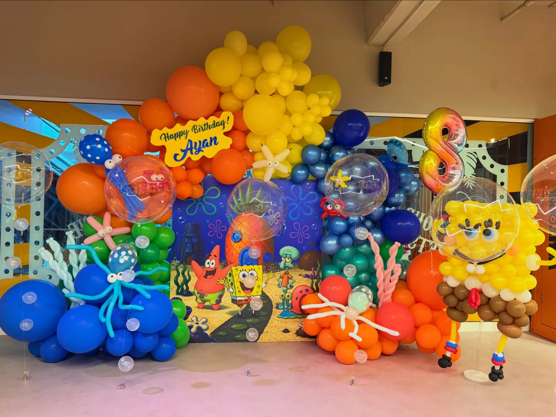 Decor din baloane cu tema SpongeBob pentru o petrecere KLANkids